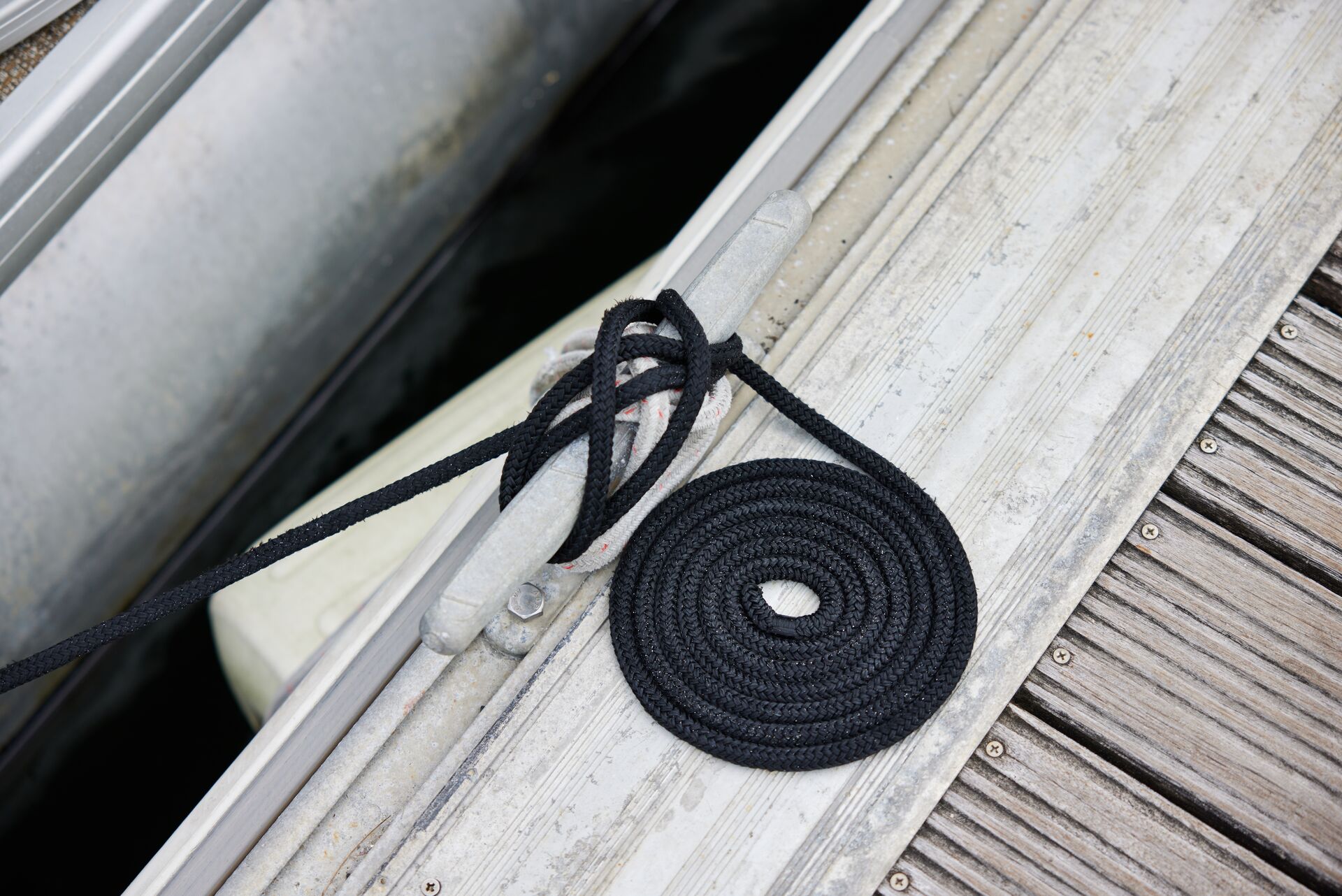 Photo of a dock cleat knot. 