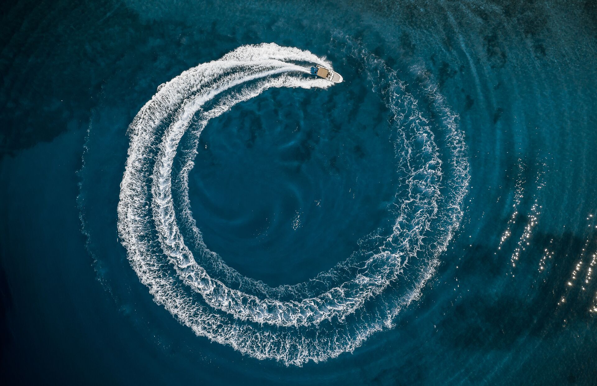 Overhead view of a boat driving in a circle on a lake, Maryland boating concept. 