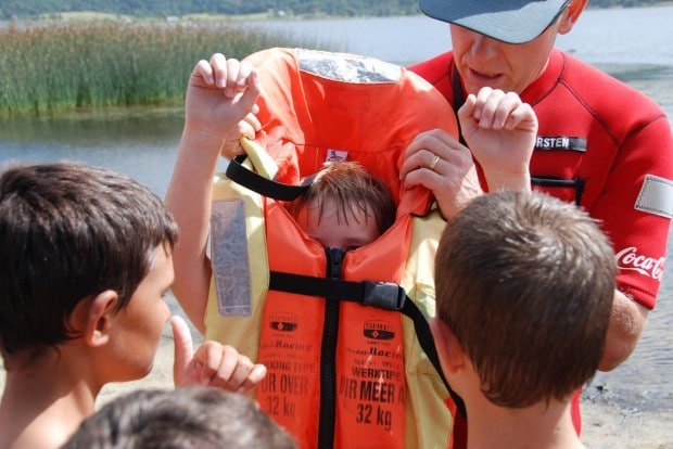 will a life jacket keep you afloat